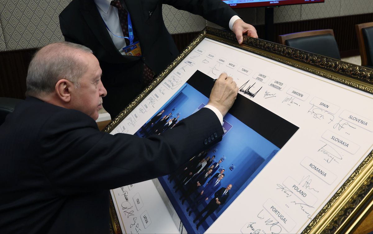 Erdoğan, NATO Zirvesi tablosuna imza atan son lider oldu