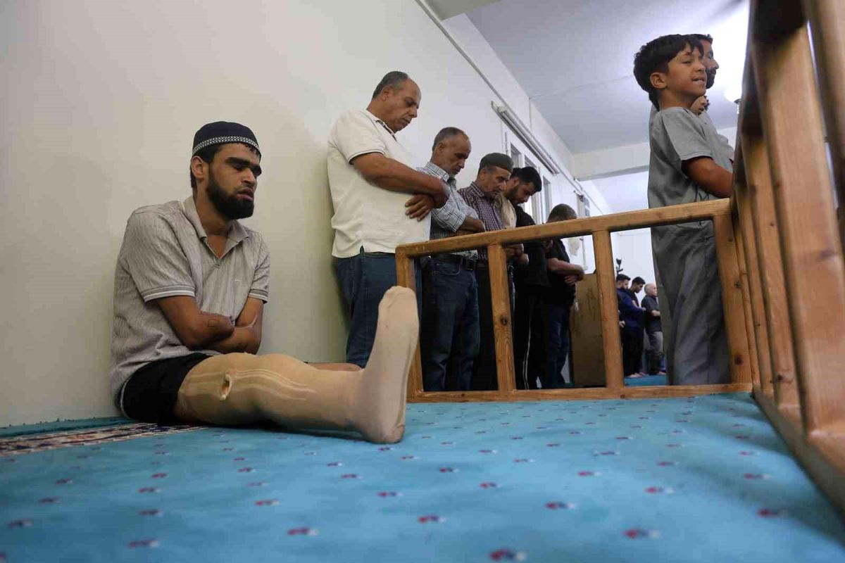 Babasına uzattığı demirin elektrik tellerine değmesiyle akıma kapılarak kollarını ve bacağını kaybeden Ahmet ibadet eder..