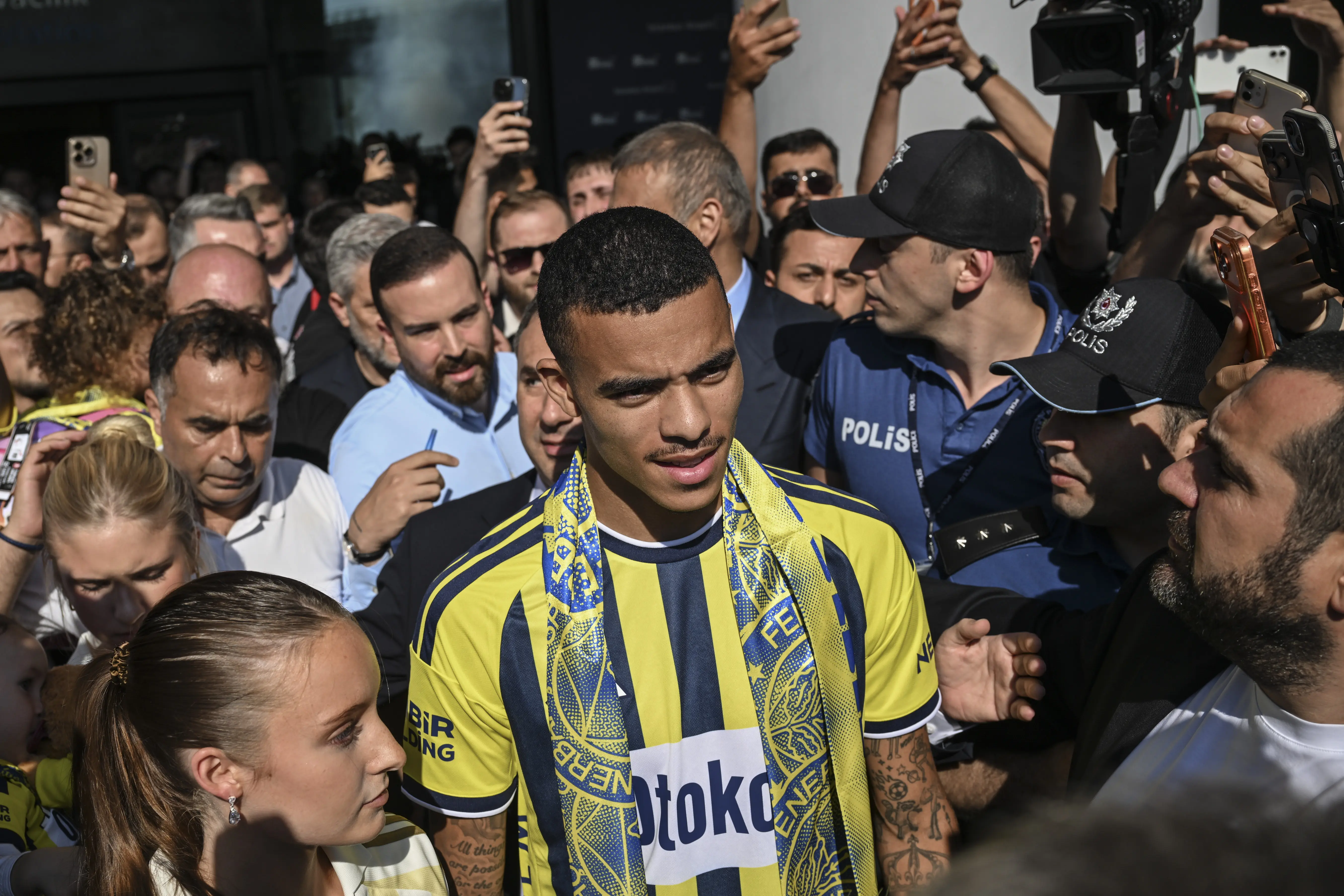 Fenerbahçe'nin transferleri için imza töreni düzenlenecek
