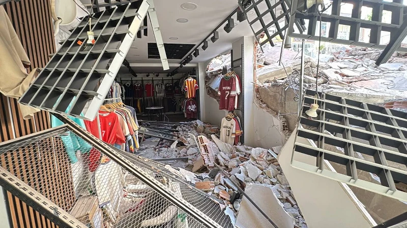 Güngören'de çöken apartmanın zarar verdiği iki bina tahliye edildi