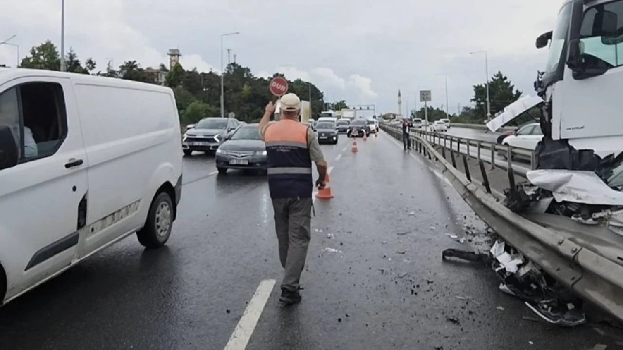 Arnavutköy’de korkutan kaza: Beton mikseri otomobile çarptı