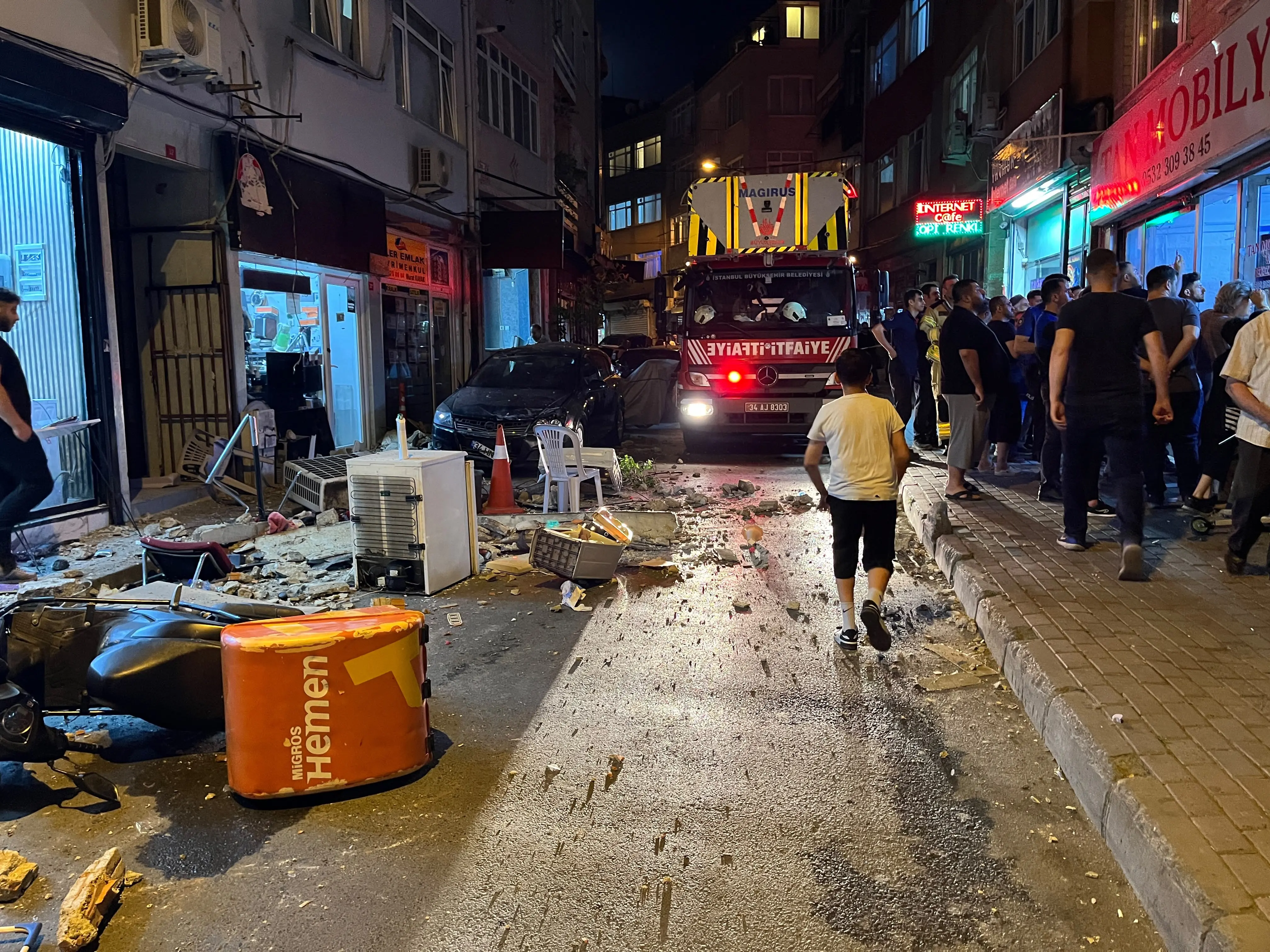 Fatih'te 4 katlı binanın çatısı çöktü: Sokaktan geçen 2 kişi son anda kurtuldu