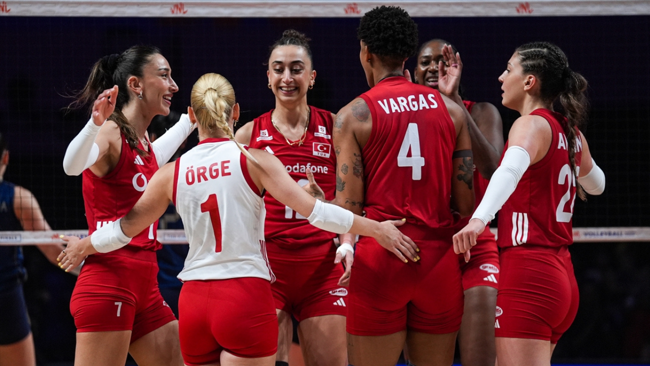 VNL'de altın madalya Filenin Sultanları'nın!