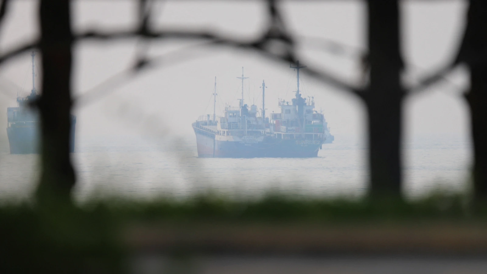 Hürmüz Boğazı'nda tanker krizi: İran 'mayına çarptı' dedi, ABD yalanladı