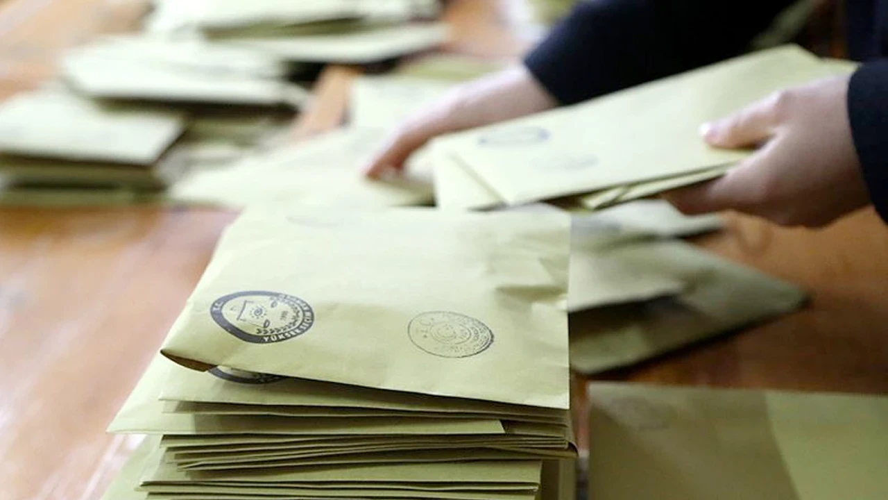AK Parti'nin masasındaki son anket! Rakamları paylaştı