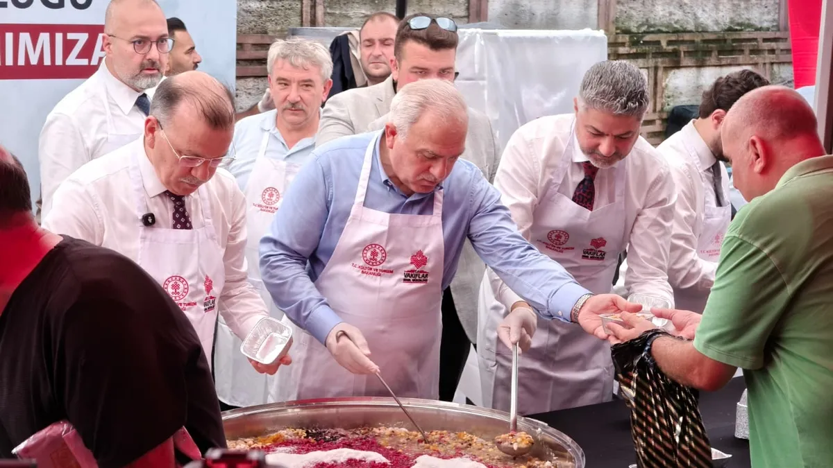 Mısır Çarşısı'nda 20 bin kişilik aşure ikramı