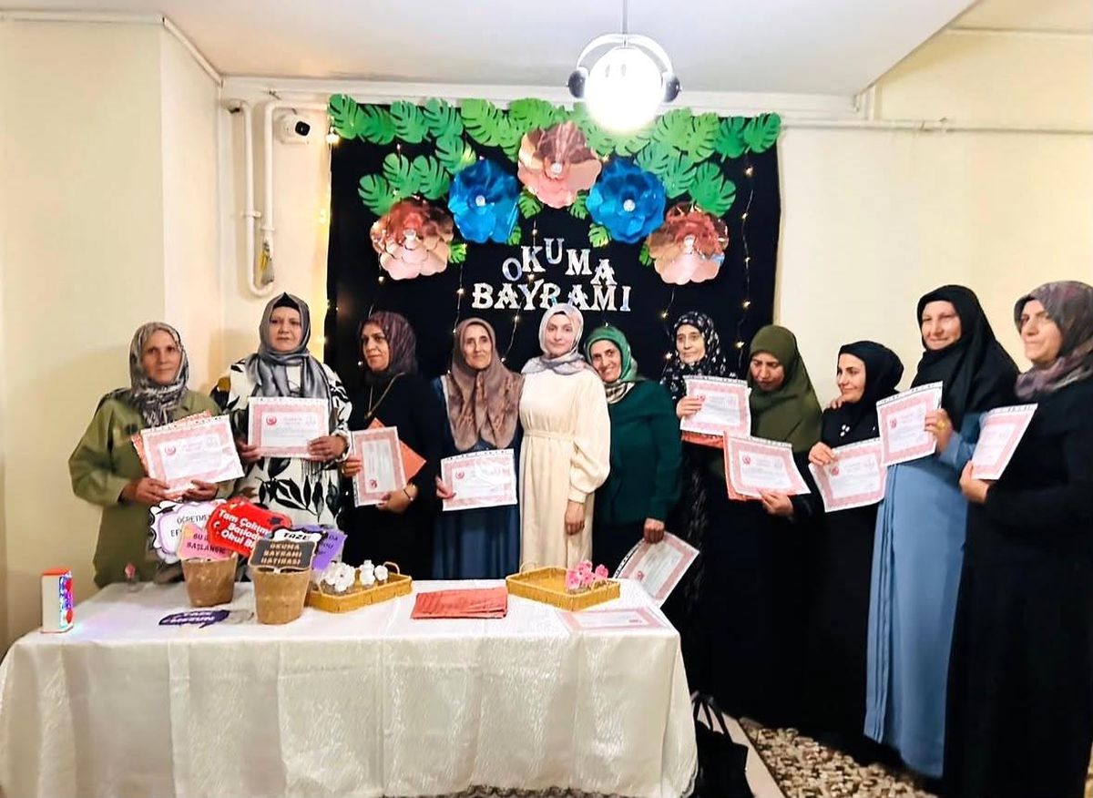 Ağrı'da okuma yazma öğrenen kadınlar için Okuma Bayramı düzenlendi