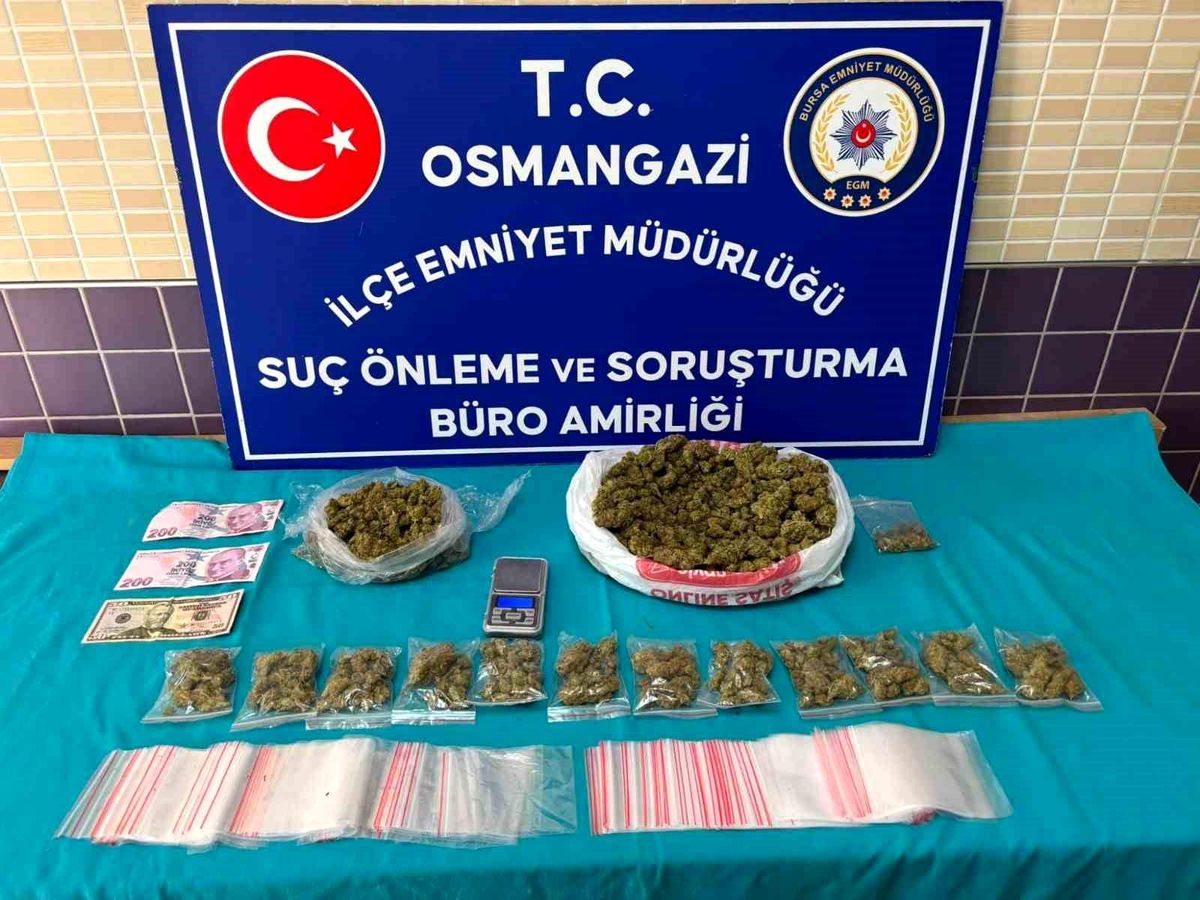 Bursa'da uyuşturucu operasyonu: 1 kiloya yakın esrar ele geçirildi, 4 şüpheli yakalandı