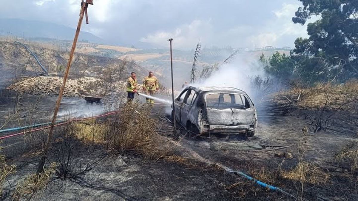 Bahçede başlayan yangında otomobil ve sera kullanılmaz hale geldi