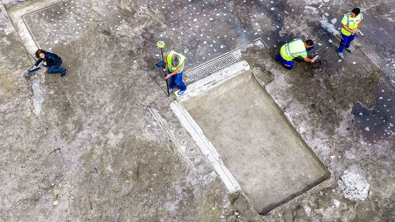 Defineciler kazdı, gizemli villa ortaya çıktı