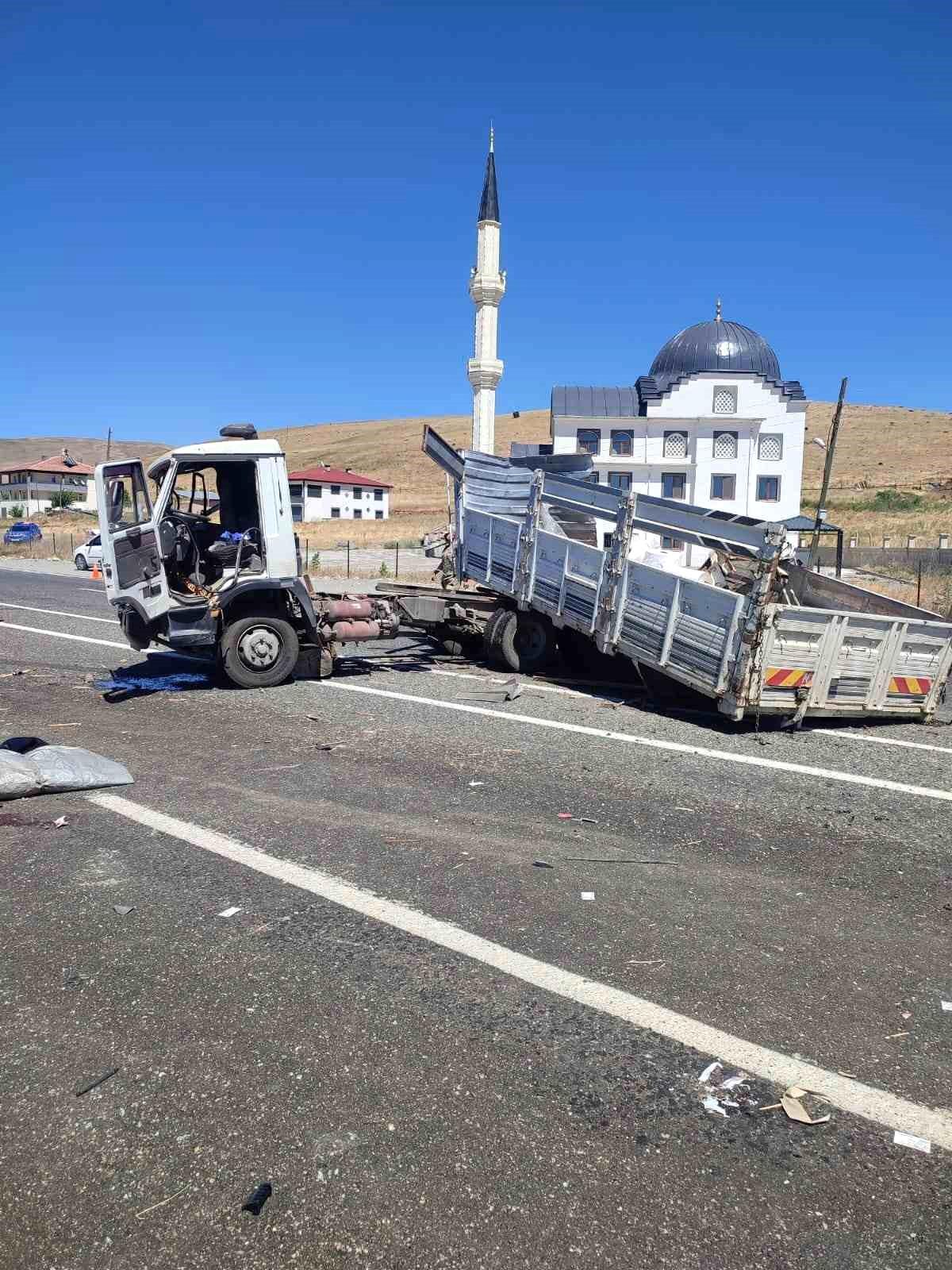Elazığ'da kamyonlar çarpıştı: 1 yaralı