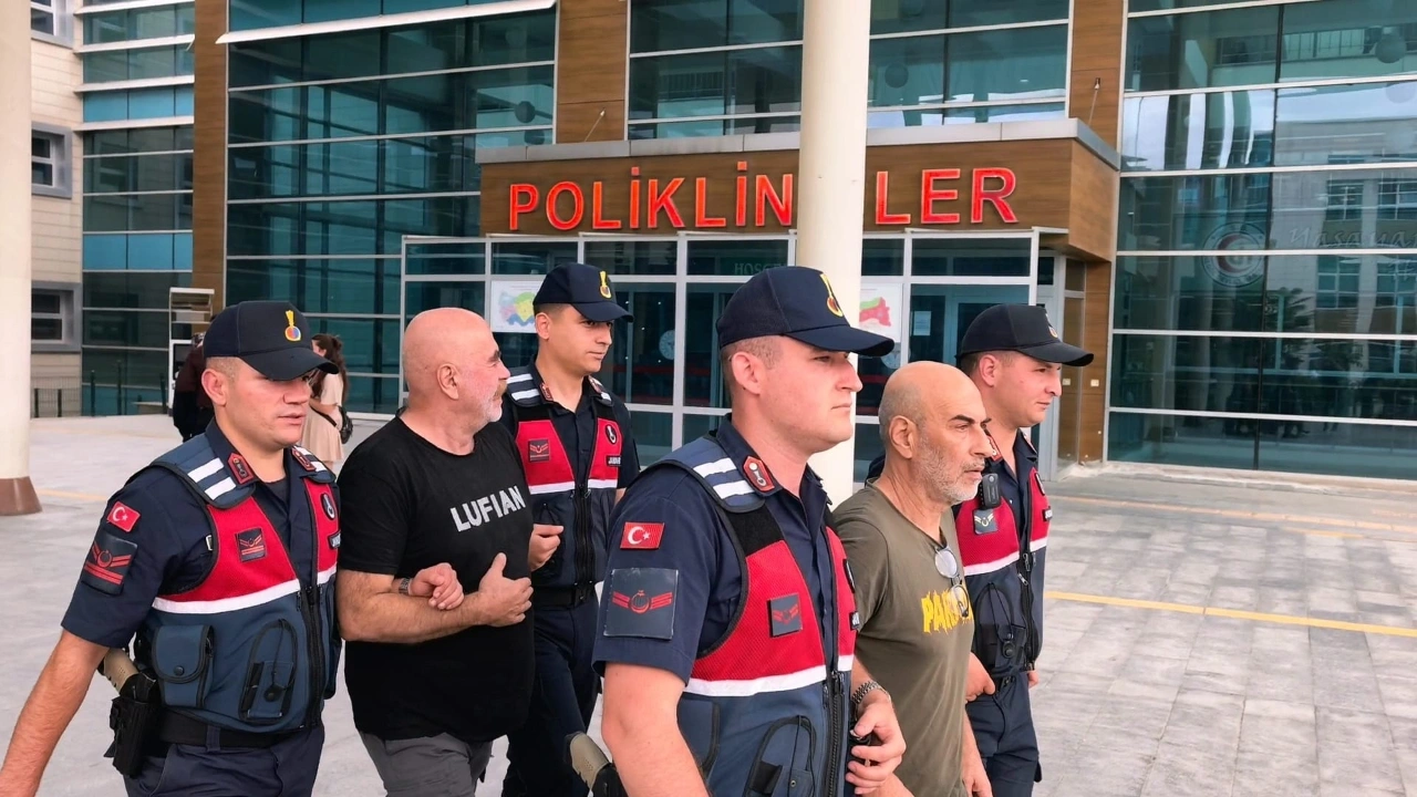 Evinde uyuşturucu düzeneği bulunan yönetmen Ezel Akay ve kardeşi adliyeye sevk edildi