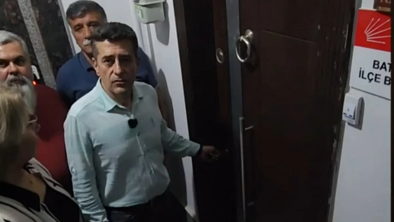 CHP Malatya'da atanmış yönetim seçilmişler giremesin diye kilidi değiştirdi