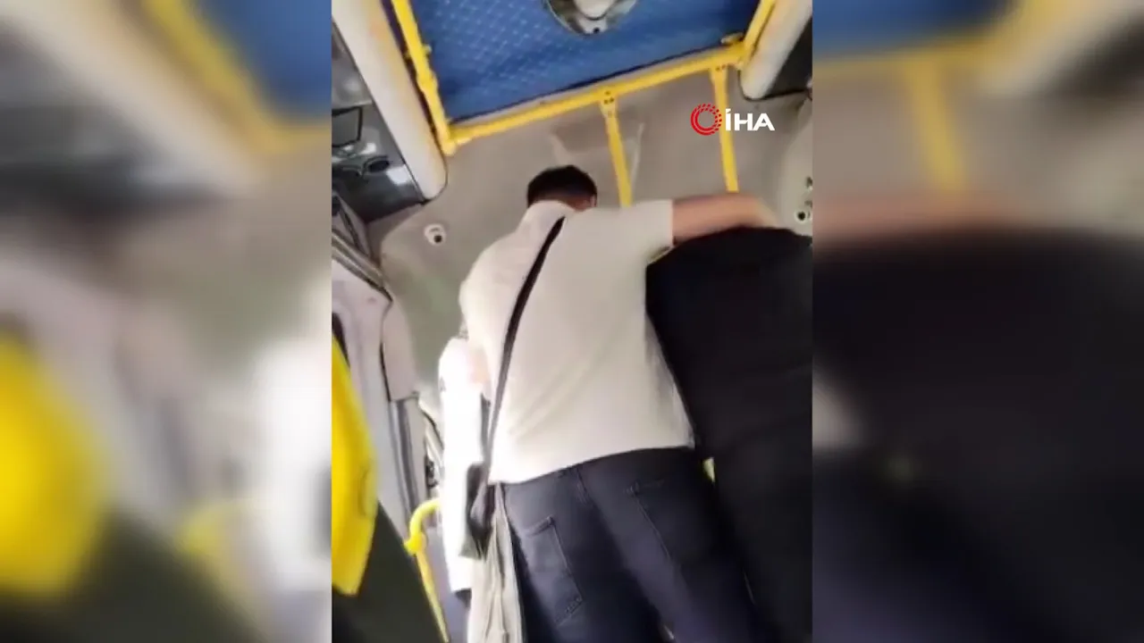 Bursa'da 5 liralık eksik ödeme minibüsü karıştırdı! Tarafları yolcular zor ayırdı