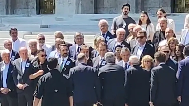 Özgür Özel'le tokalaşan Kemal Kılıçdaroğlu CHP'li Ali Mahir'e el uzatmadı