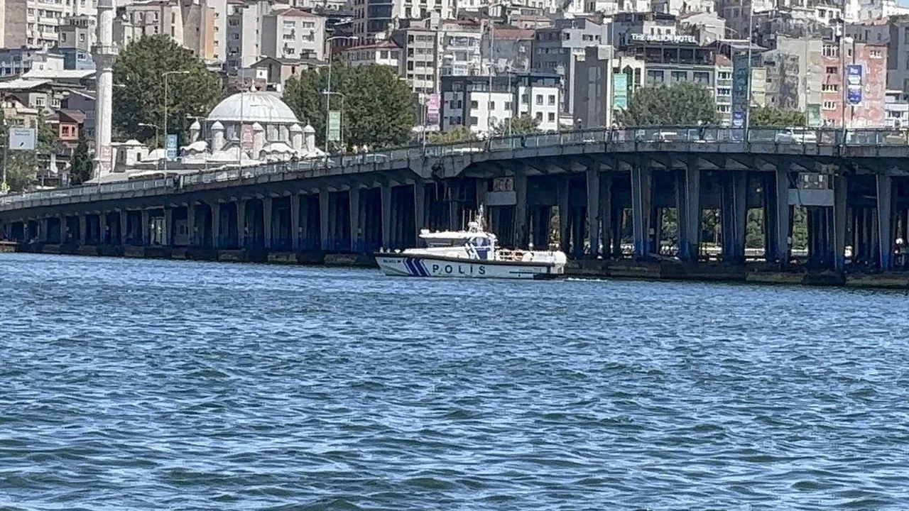Unkapanı Köprüsü'nde tekneden düşen görevli için arama çalışması başlatıldı