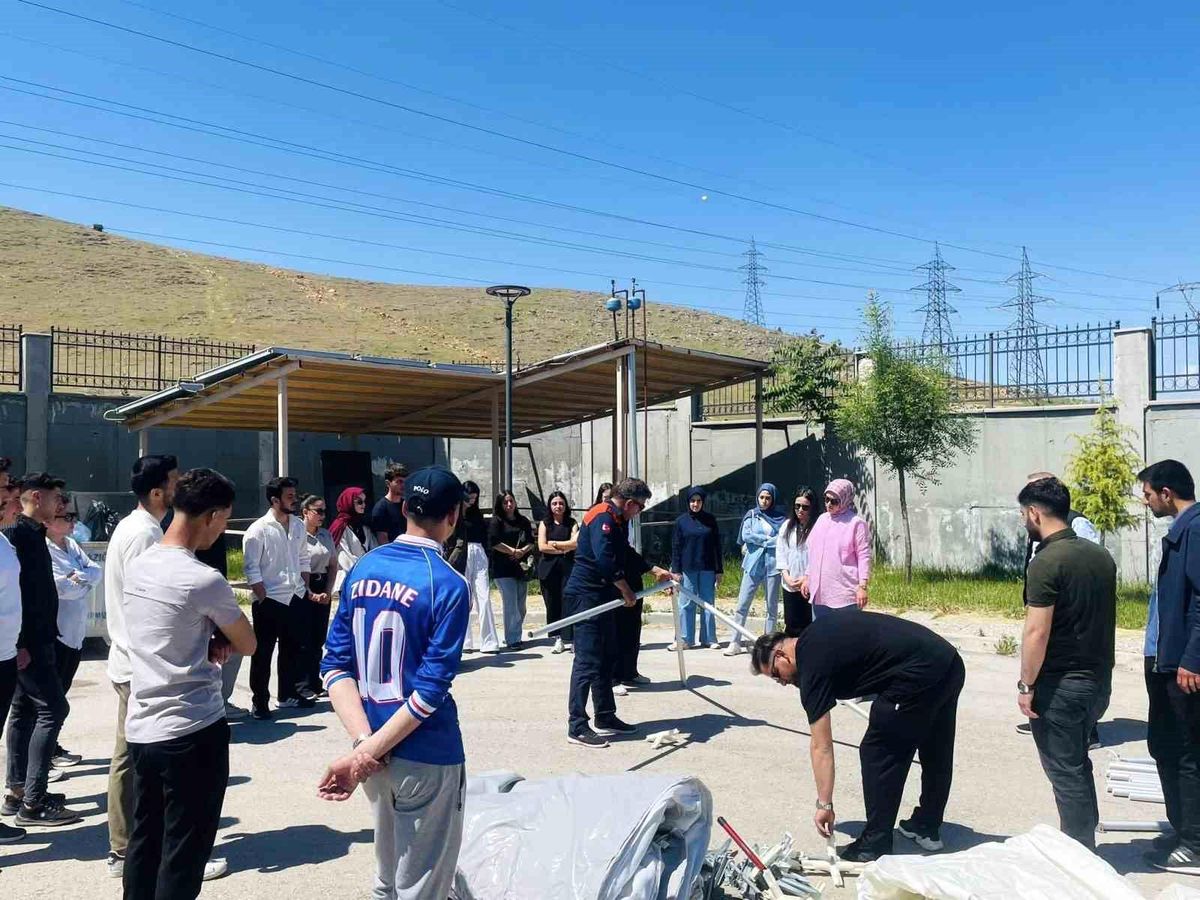Elazığ'da öğrencilere çadır kurma ve yangın eğitimi
