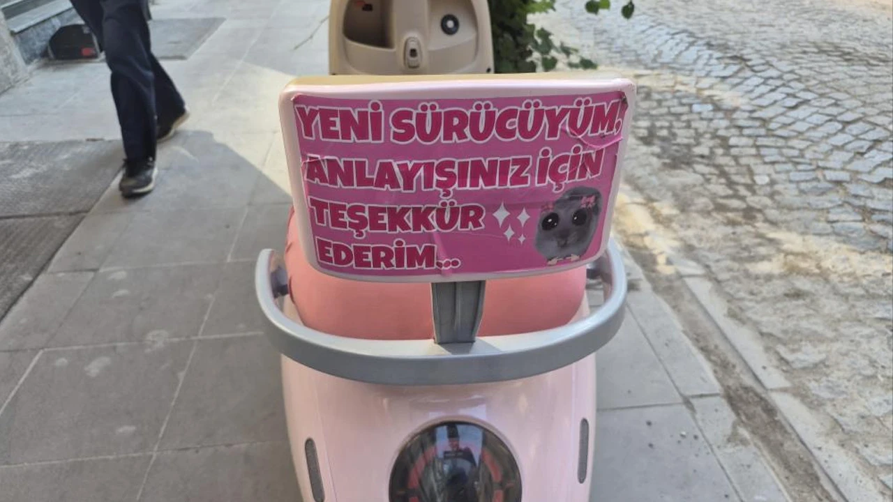 Eskişehir'de pembe motosikletin arkasındaki not tebessüm ettirdi