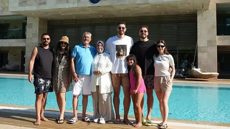 Milli basketbolcu Alperen Şengün, Antalya'da ailesi ile birlikte tatil yaptı