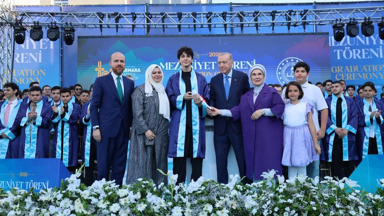 Cumhurbaşkanı Erdoğan, torunu Ömer Tayyip Erdoğan'a diplomasını takdim etti
