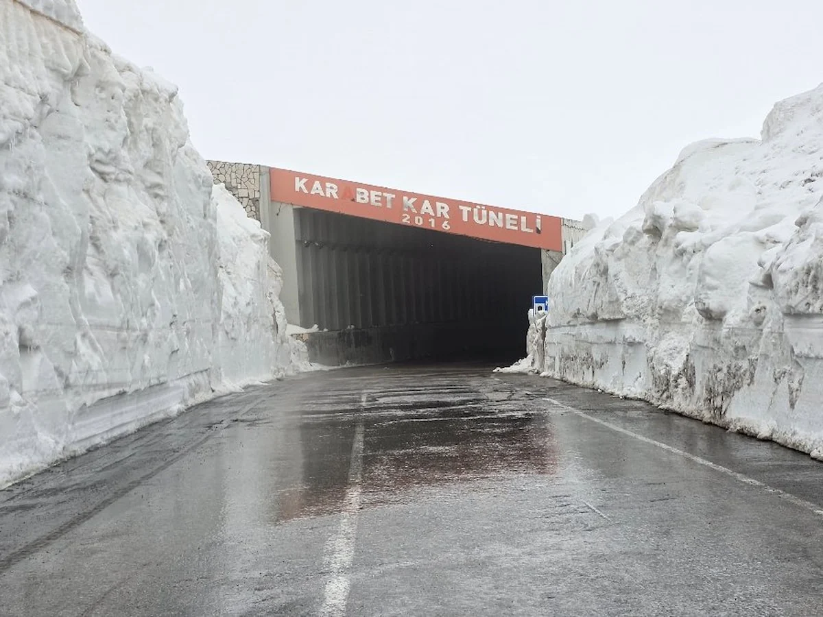 6 aylık hasret sona erdi: Van-Bahöesaray yolu ulaşıma açıldı
