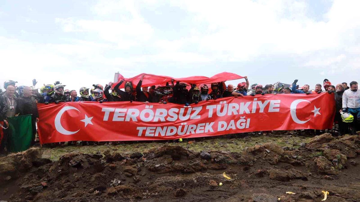 Enduro şampiyonasının finali Tendürek'te "Terörsüz Türkiye" pankartıyla başladı
