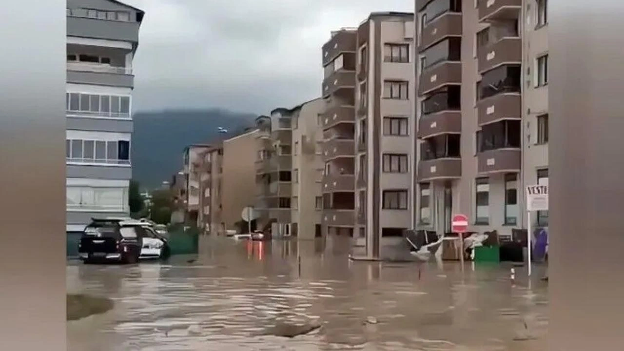 Sağanak bir anda bastırdı: 150'den fazla ev ve iş yerini su bastı