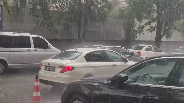 Ankara'da ceviz büyüklüğündeki dolu hayatı olumsuz etkiledi