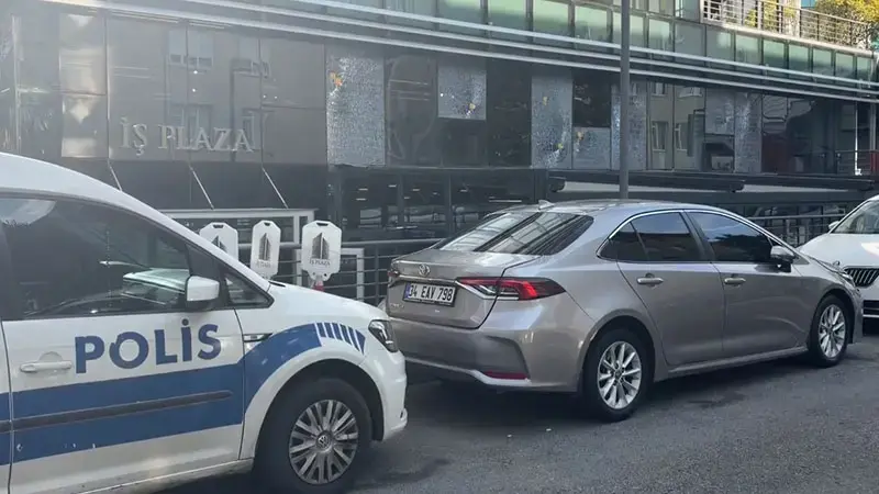 Beykoz'da iş merkezine silahlı saldırı; şüpheliler motosikletle kaçtı