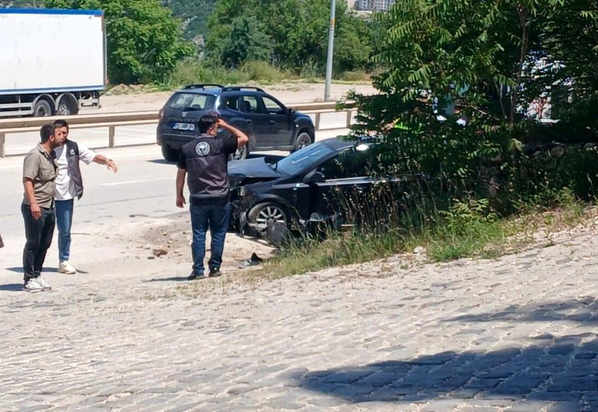 Kontrolden çıkan otomobil kaza yaptı, 2 kişi yaralandı