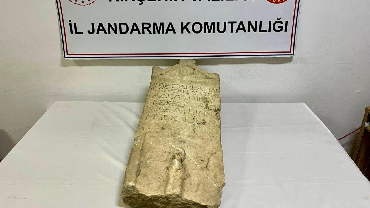 Kırşehir'de Roma dönemine ait mezar taşı ele geçirildi