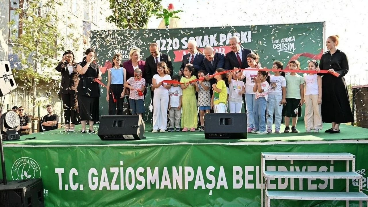 Gaziosmanpaşa'ya 5 dönümlük yeni yaşam alanı! Dünya Kupası temalı park açıldı