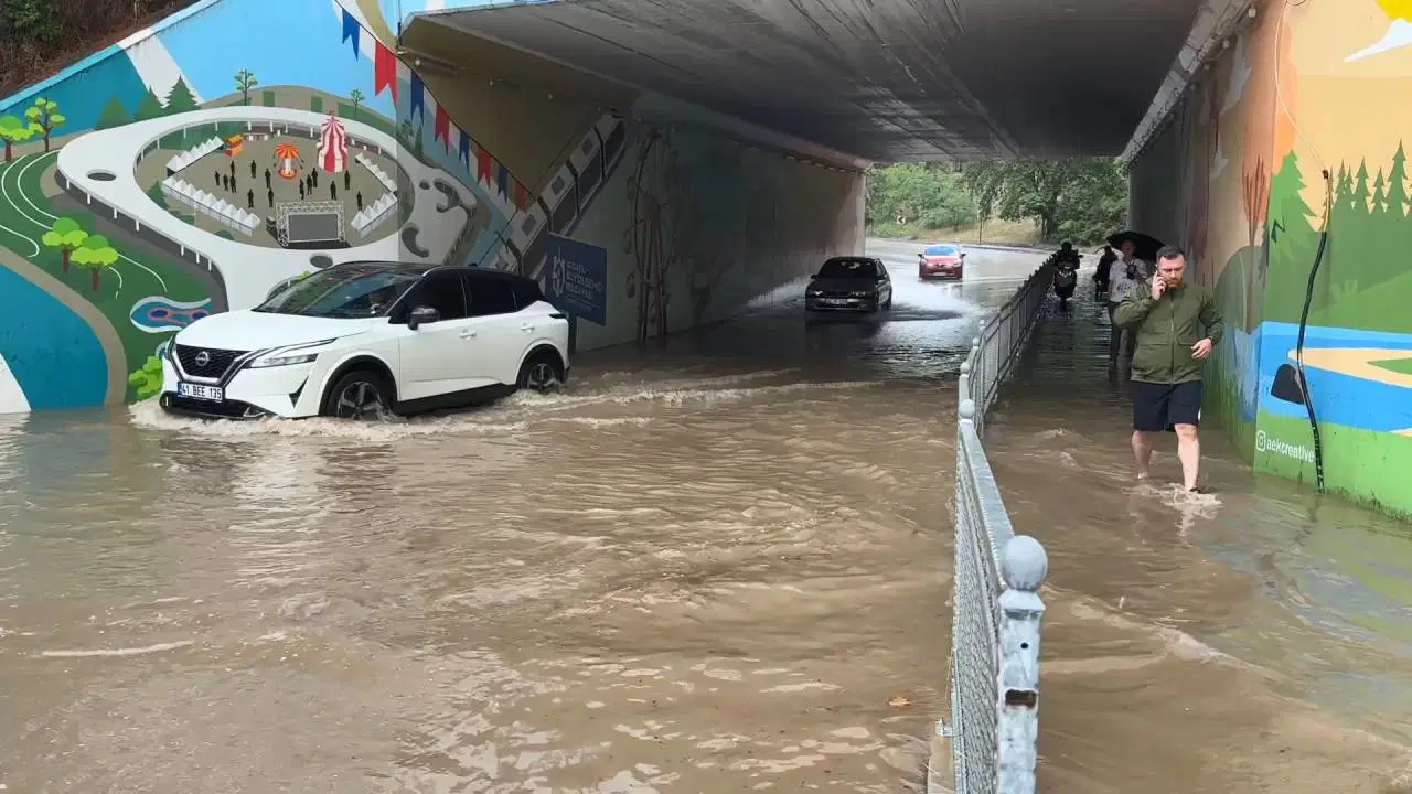 Kocaeli'nde sağanak etkili oldu: Alt geçit suyla doldu