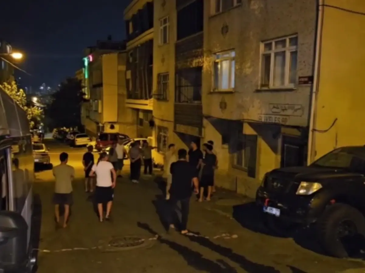 El freni çekilmeyen otomobil 3 katlı binayı tahliye ettirdi