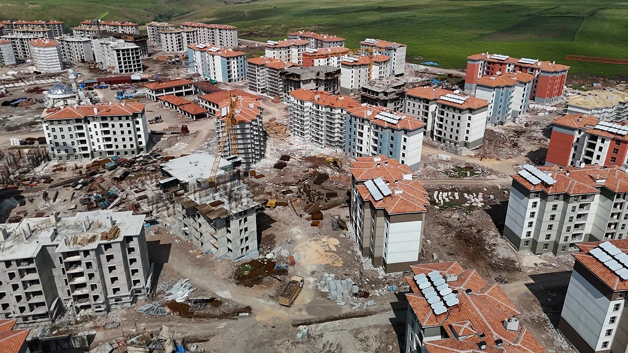 Arsa ve tarla fiyatlarında 'TOKİ' detayı! Vatandaşlara satmayın uyarısı geldi: 10 kat bile artan yerler var