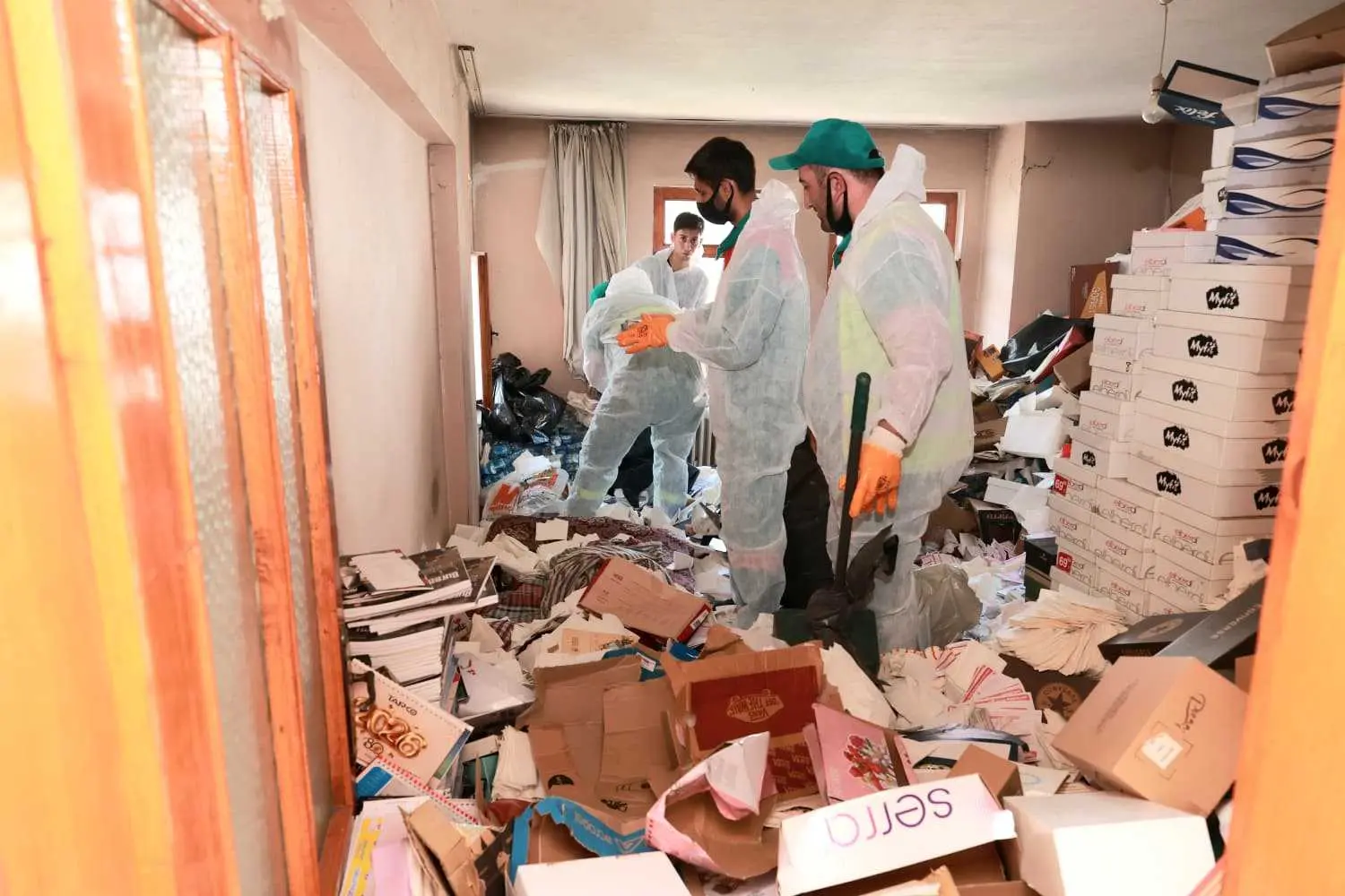 Mahalleli kötü kokudan şikayet etmişti! Ekipler evden yaklaşık 20 ton çöp çıkardı