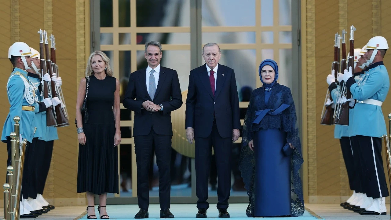Miçotakis ‘mehter’ ile tanıştı! Külliye’ye geldiği an sosyal medyada gündem oldu