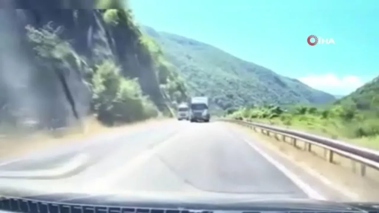 Hatalı sollama yapan sürücü yürekleri ağza getirdi! Korku dolu anlar kamerada