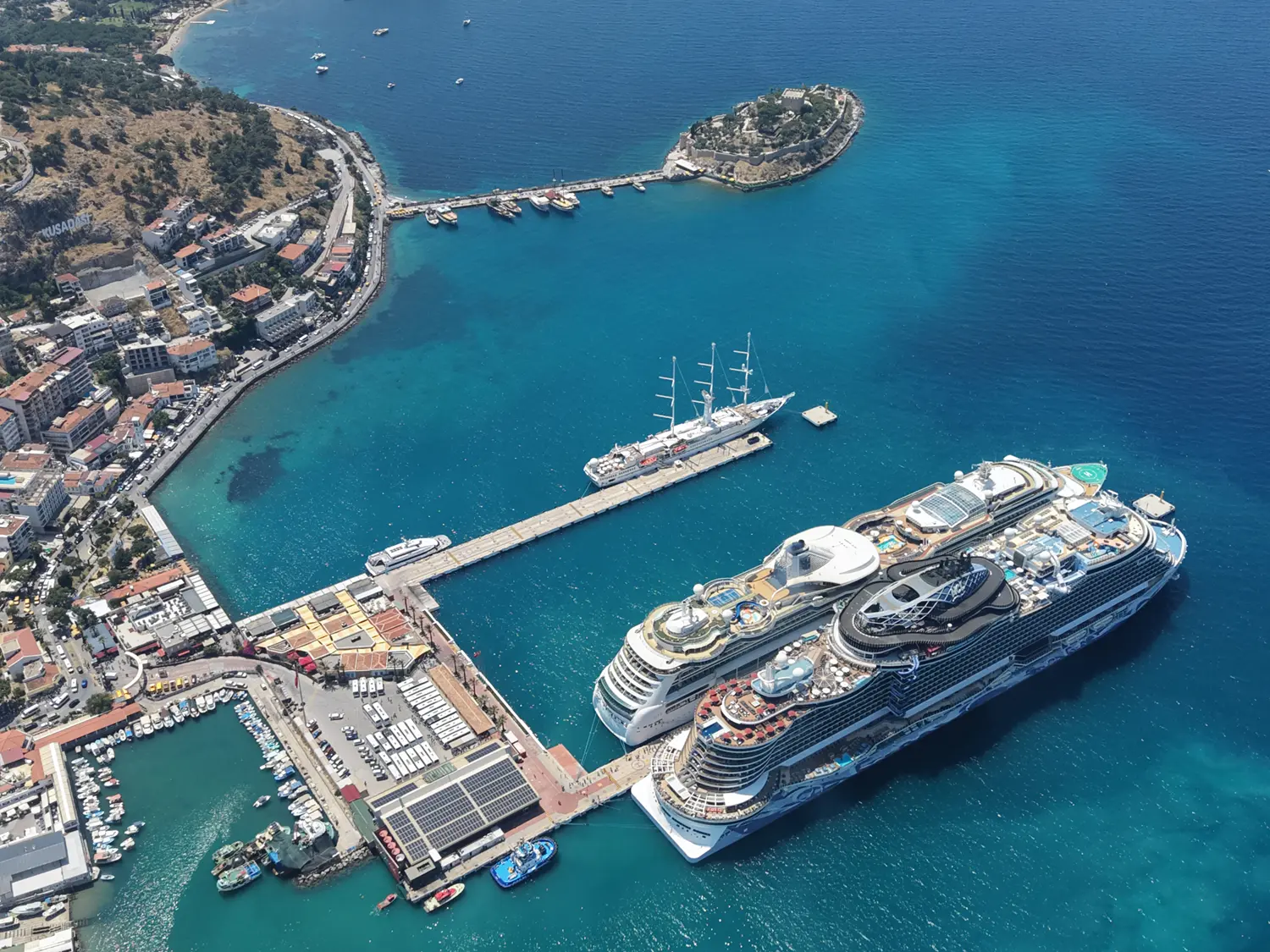 Kuşadası'na turist akını: Binlerce turist limana ayak bastı
