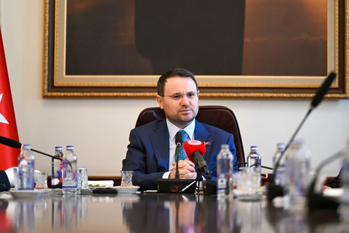Bakan Gürlek kazandığı tazminatı Kızılay'a bağışladı