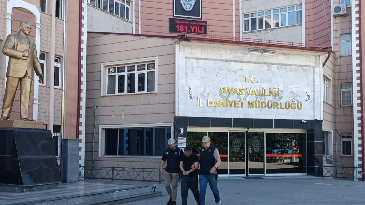 Sivas'ta teröristlere geçit yok: FETÖ/PYD mensubu kıskıvrak yakalandı