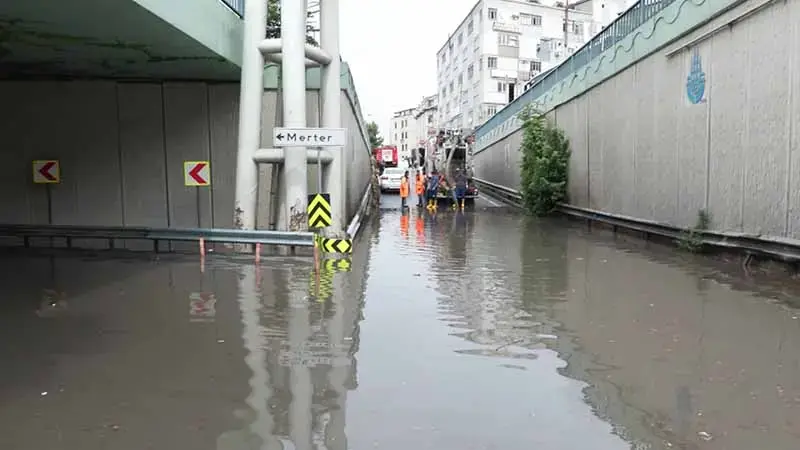 Güngören’de alt geçidi su bastı, araç kuyruğu oluştu