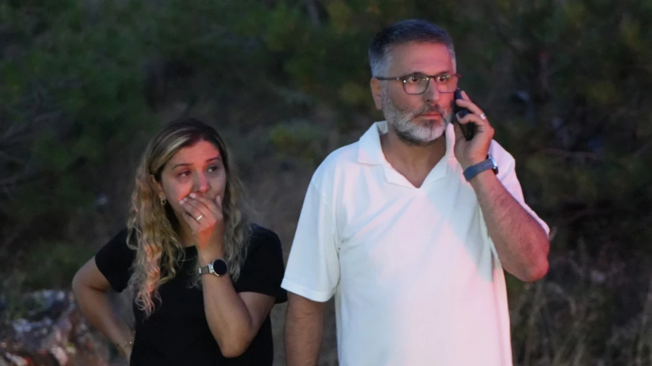 Metal yüklü TIR yola devrildi: Karı-koca faciadan son anda kurtuldu