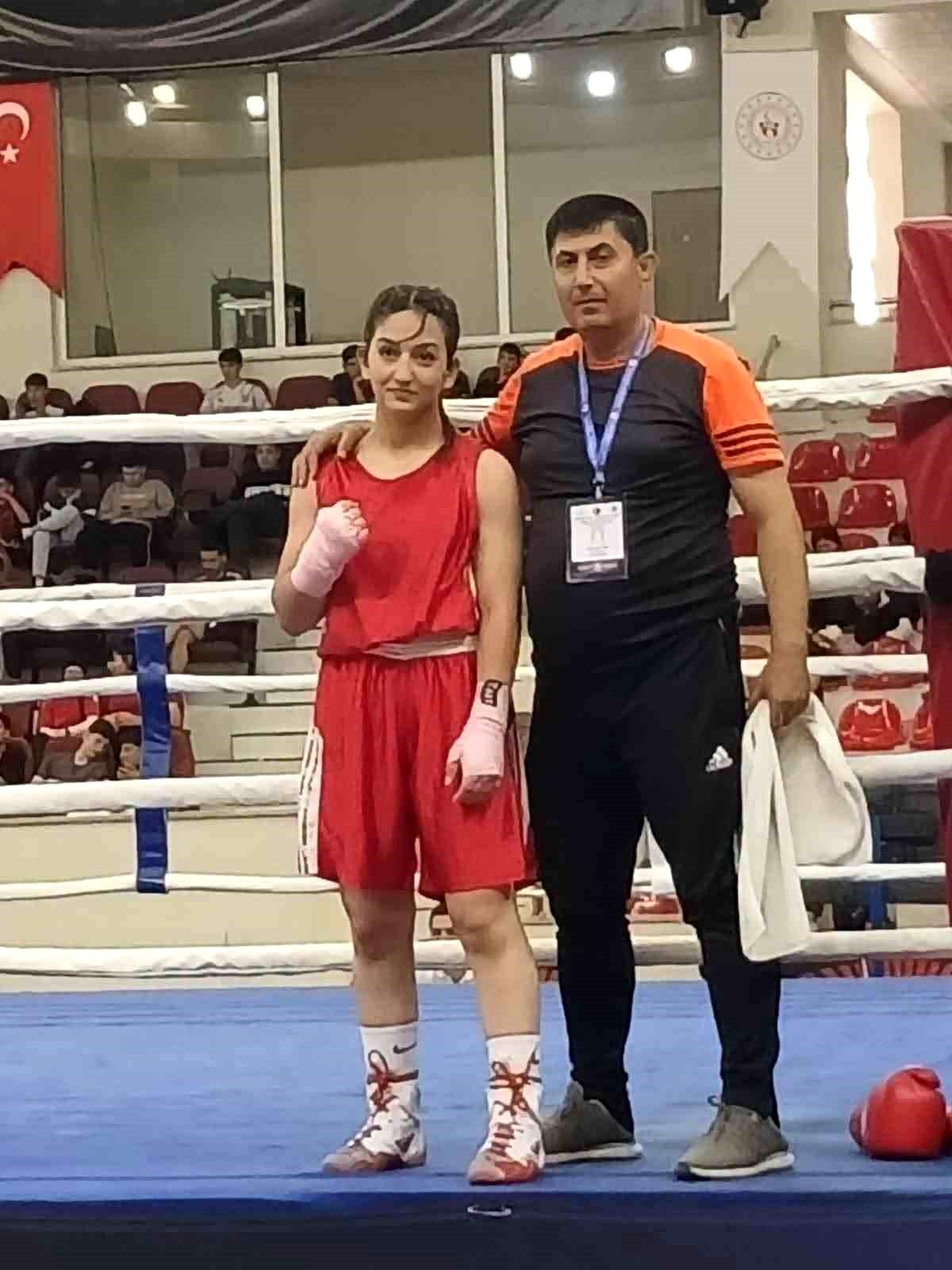 Erzincanlı boksörden Türkiye üçüncülüğü