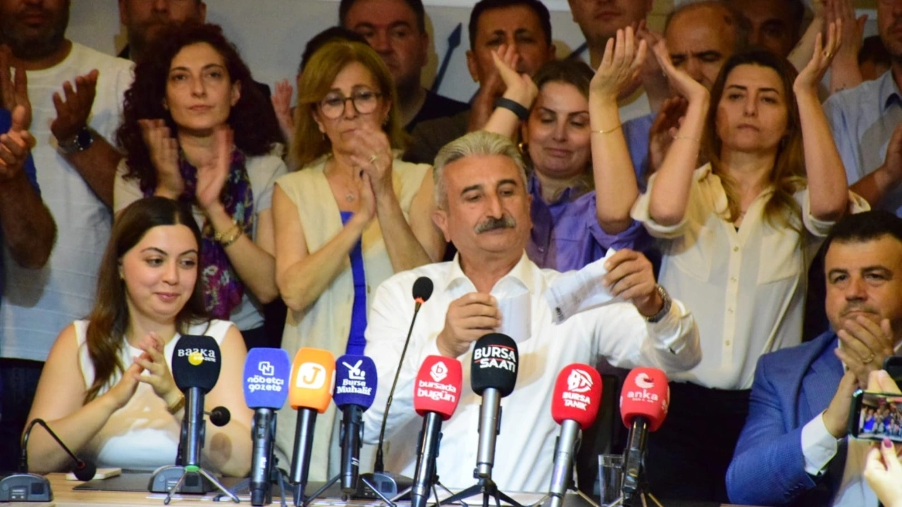 Bursa'nın seçilmiş il başkanı butlan yönetiminin kararını yırtıp attı