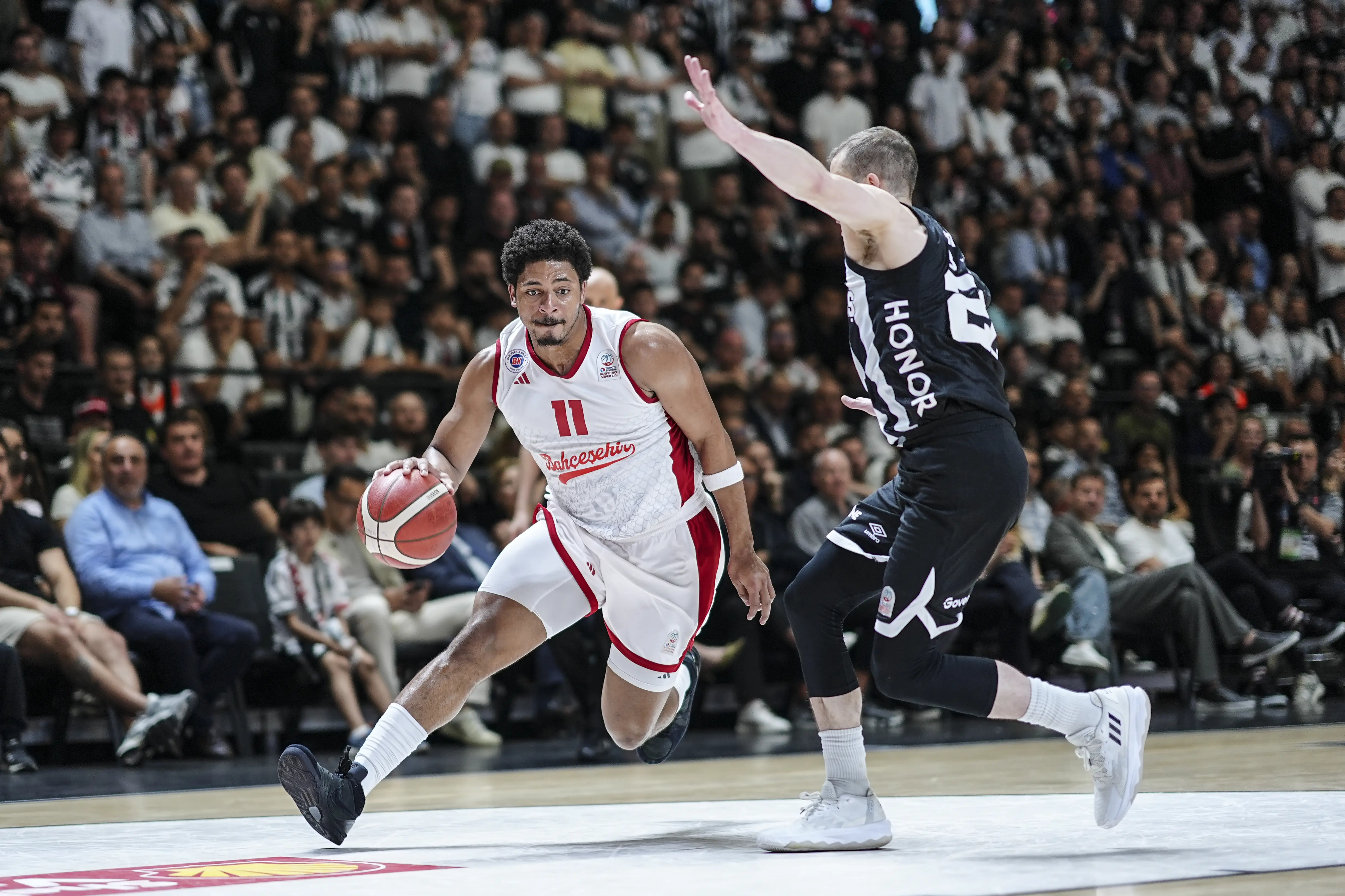Bahçeşehir Koleji, Trevion Williams ile nikah tazeledi