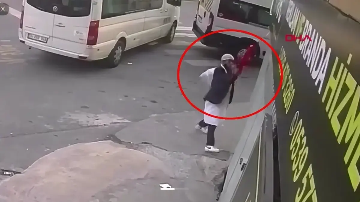 Türk bayrağına çirkin saldırı! 11 ayrı suç kaydı daha bulunan şüpheli yakalandı
