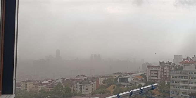 İstanbul'da kısa süreli etkili olan fırtına hasara yol açtı