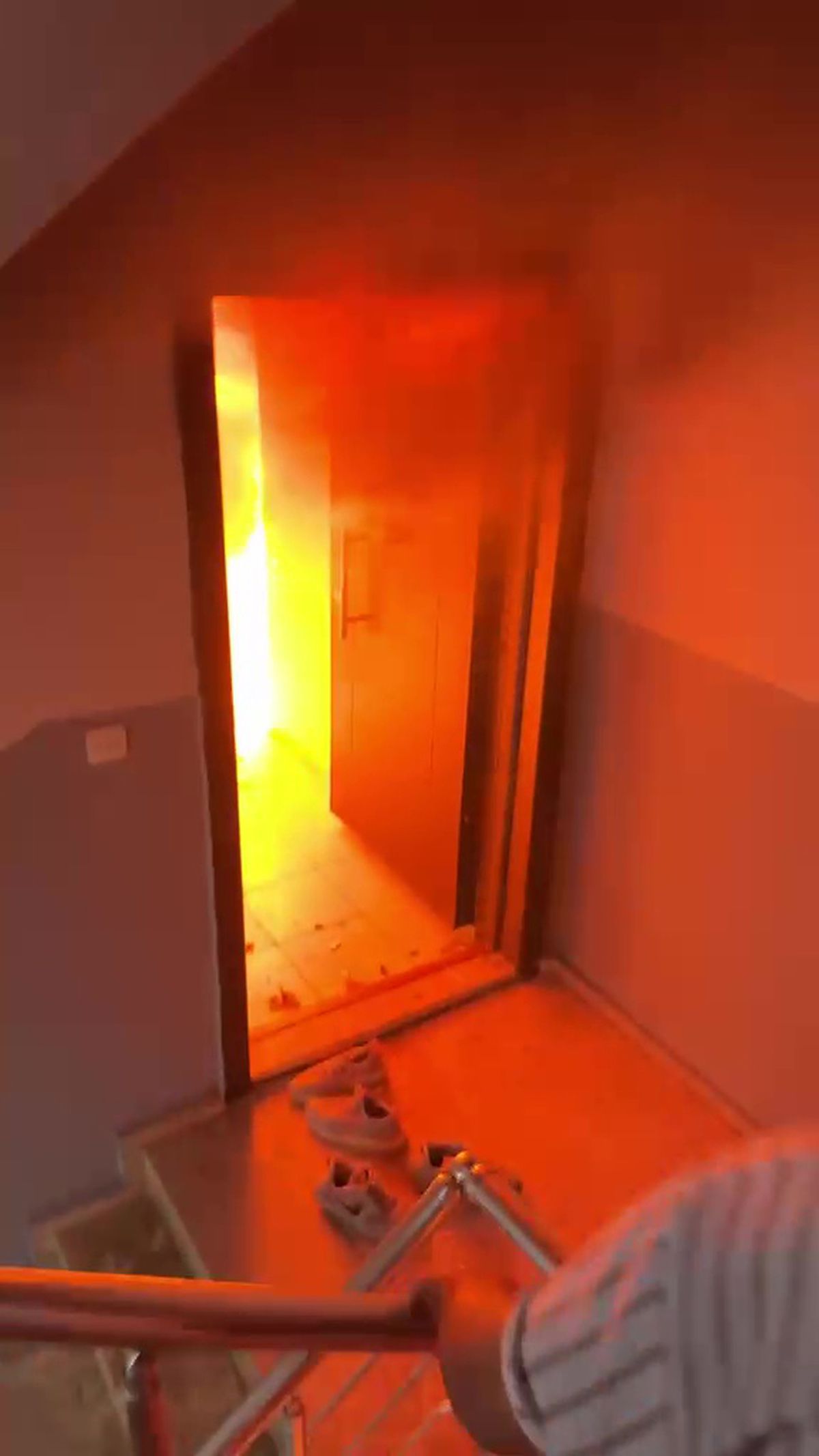 4 katlı binada yangın; mahsur kalan 2 kişi itfaiye ekipleri tarafından kurtarıldı