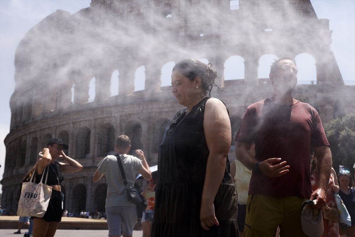 Roma'da turistler ve yerel halk aşırı sıcağa rağmen hayatlarını sürdürmeye çalışıyor